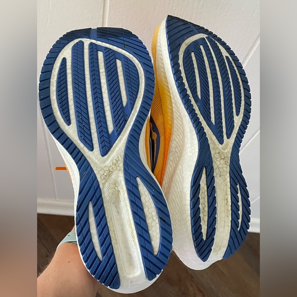 Saucony Women’s Triumph 20 Running Shoes, Gold/Horizon. - Picture 5 of 9
